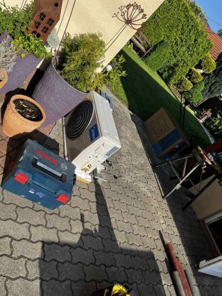 Handlová má chladno! ❄️ Montáž klimatizácie do rodinného domu = komfort na diaľku, bez potu a nervov. 👉 Sleduj nás aj na...