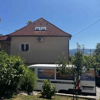 Montáž klímy VIVAX na rodinný dom v Bojniciach? HOTOVO! ✅ A to doslova – kým my sme lietali na plošine, zákazník si už...