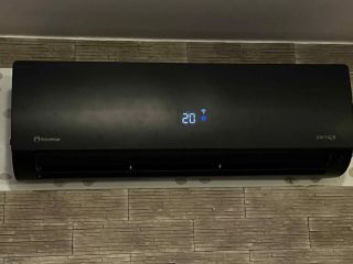 Čierna klíma? Áno prosím! 🖤❄️ V Kamenci sme namontovali štýlovú klimatizáciu Inventor s čiernou jednotkou. Chladí, vyzerá...